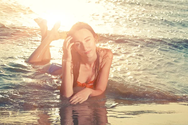 Giovane ragazza sdraiata sulla spiaggia, prendere il sole e rilassarsi. Viaggio estivo al mare . — Foto Stock