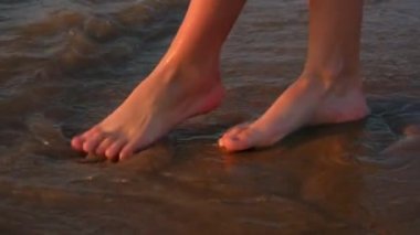 Yaz günbatımı, plaj, eğlence ve vücut parçası kavram - kadın ayak kumlu plaj portre