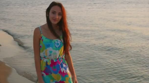 Giovane bella ragazza sul mare dal corpo pieno per affrontare da vicino, il vento svolazzante capelli . — Video Stock