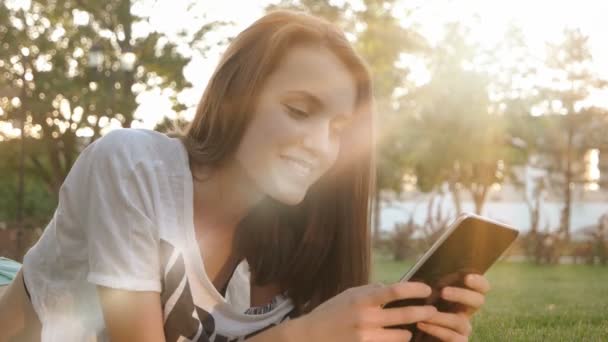 Donne con tablet in erba Vinatge alla ricerca di video clip — Video Stock