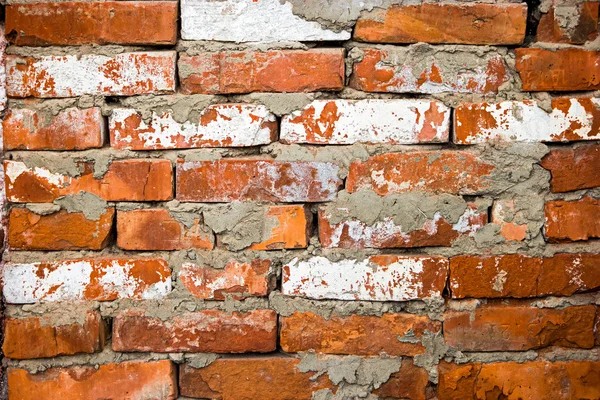 Parede de tijolo vermelho closeup com tijolos brancos esparsos, textura obsoleta velho fundo de parede de tijolo vermelho — Fotografia de Stock