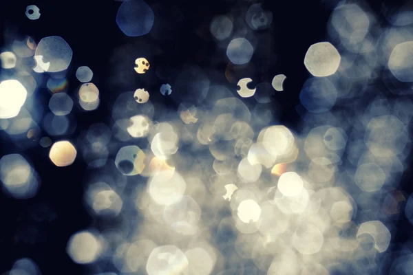 フォーカス水滴や雪片バックライト、暗闇の中の背景の色をトーンダウン — ストック写真