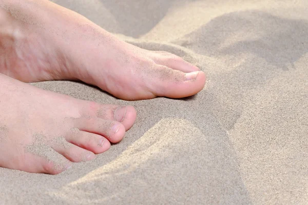 若い女性の足に砂のテキストのためのスペースの多く — ストック写真
