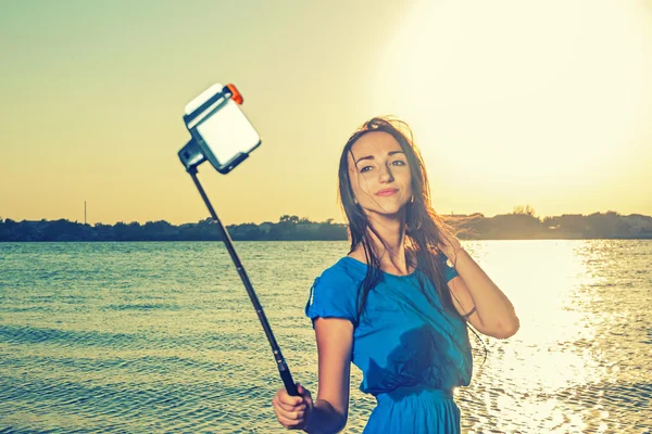 Les jeunes femmes font selfie avec selfie-bâton tonique instagram style shot — Photo