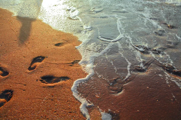 Surf de mer calme et pas au coucher du soleil — Photo