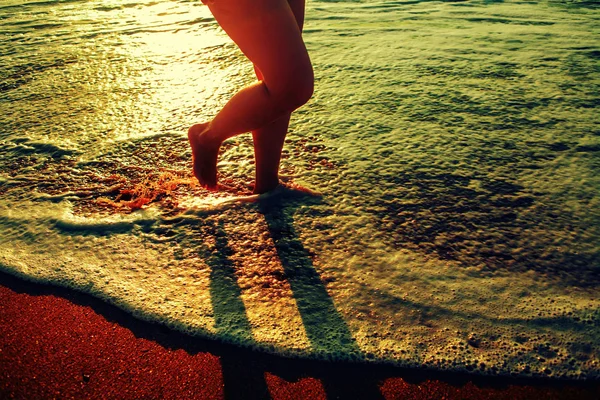 Caminhando na praia do mar na hora do pôr do sol — Fotografia de Stock