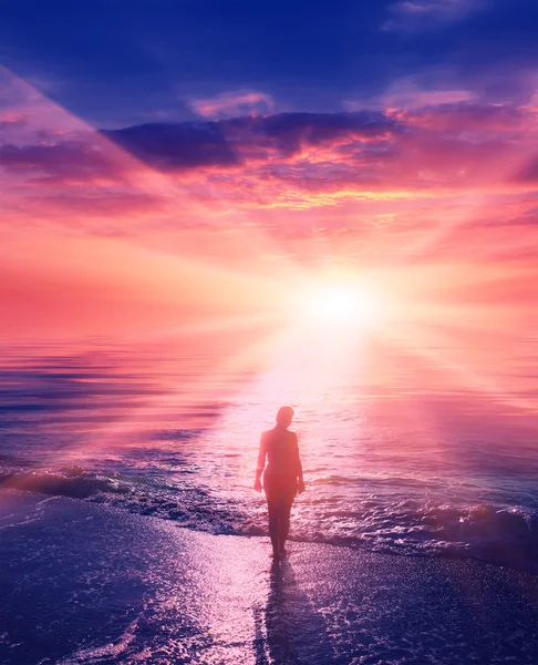 Giovane ragazza al tramonto sul mare — Foto Stock