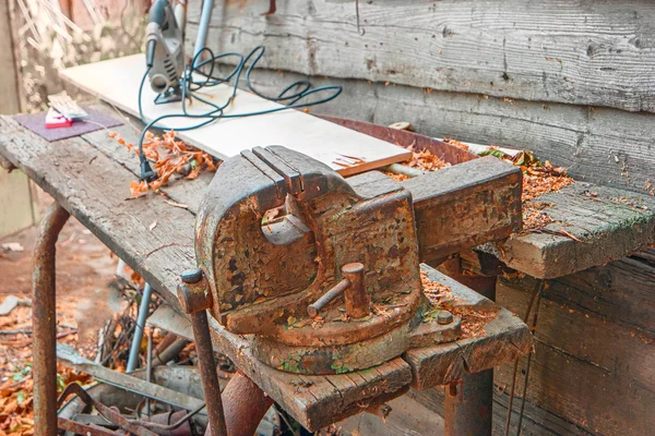 Banco de trabajo resistido con dispositivo torpe de metal oxidado en — Foto de Stock
