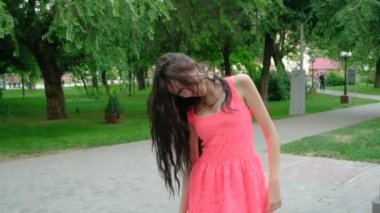 genç güzel uzun kıvırcık saçları kadın açık havada dans