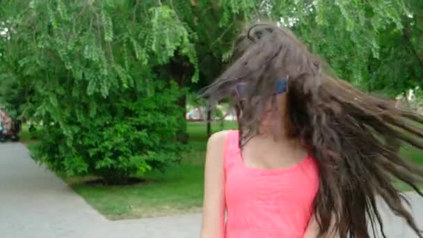 Jovem bela longo cabelo encaracolado mulher dançando ao ar livre — Vídeo de Stock