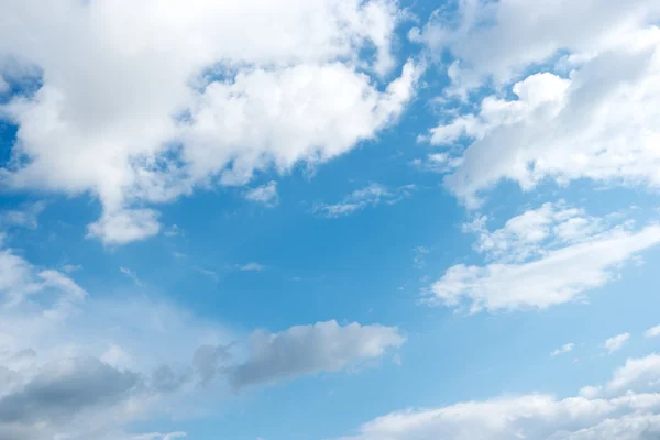 Lucht en de wolken met copyspace, plaats voor tekst. Azuurblauwe hemel — Stockfoto