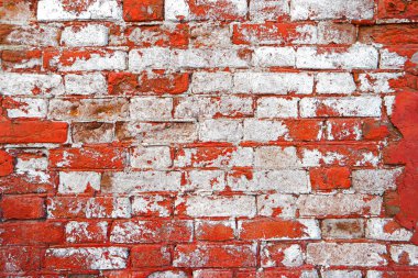 Tuğla duvar yarısı beyaz renkte boyalı yıpranmış