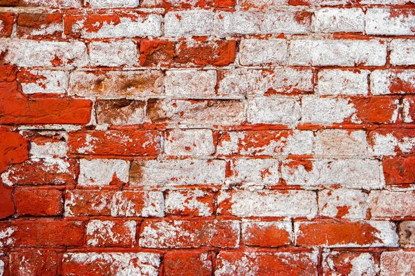 Mur en briques altérées avec peinture verbale, surface à moitié peinte altérée — Photo
