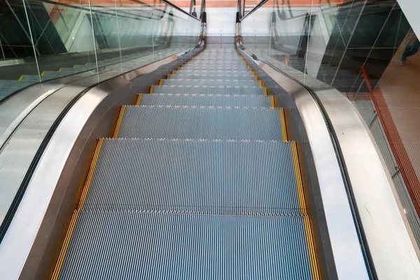 L'escalator bas et beaucoup d'espace pour le texte — Photo