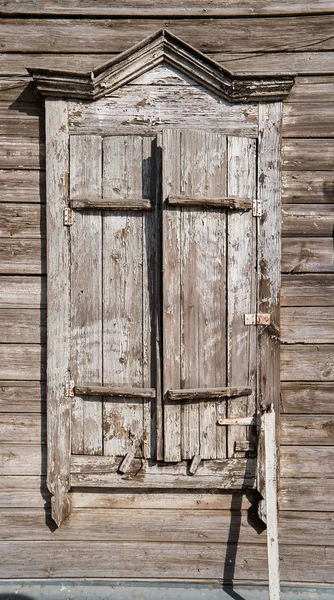Tradiční ruská dřevěný dům okno s zamčené otřásá v Astrachaň, Rusko — Stock fotografie