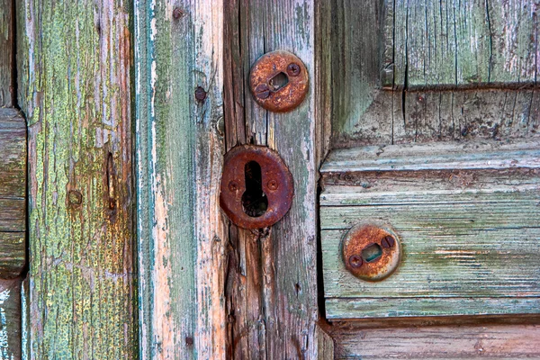 Puerta de madera vieja y cerradura oxidada en Astracán, Rusia —  Fotos de Stock