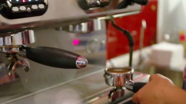 Barista latte kahve kahve çubuğunda yapar