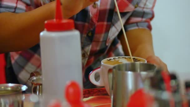 Barista fazer arte latte — Vídeo de Stock
