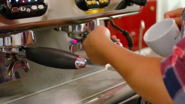 Barista maakt koffie in koffie bar — Stockvideo