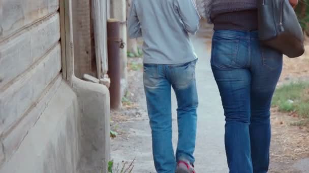 Mère et fils ensemble à l'extérieur marchant dans la rue vue arrière — Video