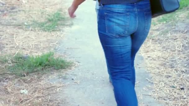 Mamá y som en jeans caminando en la calle vista trasera — Vídeo de stock