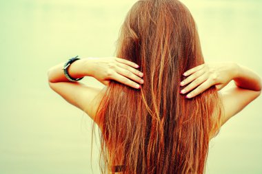 Uzun saçlı esmer dikiz kopya alanı, instagram filtre renk ile