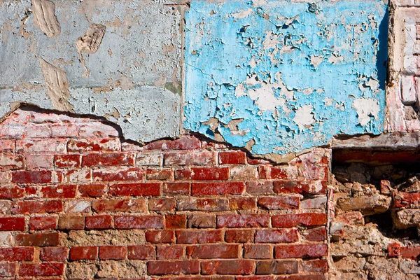 Helft geschilderd en de helft van verweerde muur. Gestructureerde achtergrond. Vintage op zoek detail. — Stockfoto