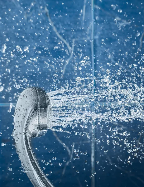 Acqua che scorre dal soffione della doccia e spazio copia — Foto Stock
