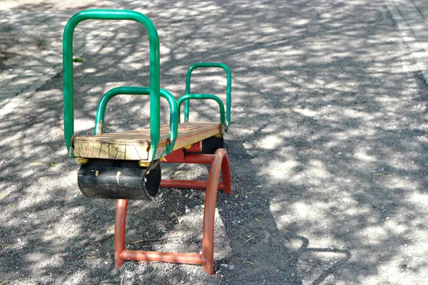 Teeter balancín en el parque con un montón de copyspace — Foto de Stock