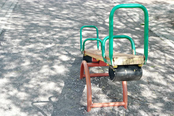 Teeter balancín en el parque con un montón de copyspace — Foto de Stock