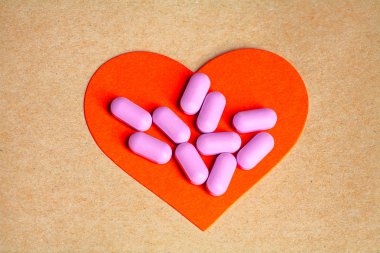 Kalp sağlığı kavramı. Kırmızı kalp pembe hapları
