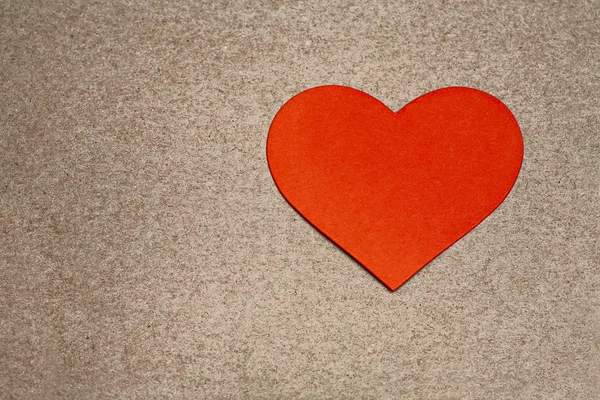 Rotes Herz über Bastelpapier mit Kopierraum. Karte für einen Valentinstag. — Stockfoto