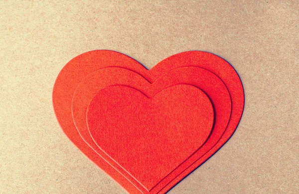 Estaca de coração de papel vermelho um em outro. Cartão para um dia dos namorados — Fotografia de Stock