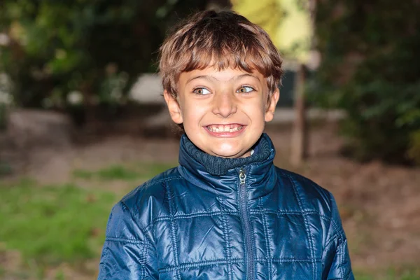 ハンサムな若い男の子の肖像画。男の子の屋外の笑みを浮かべてください。 — ストック写真