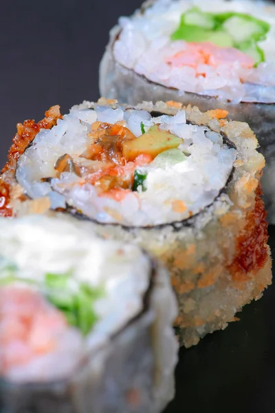 Makro-Nahaufnahme von frischen Sushi-Kombinationen Sortimentsauswahl Fokus, flache dof — Stockfoto