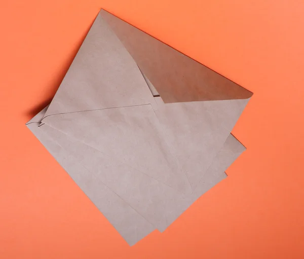 Envelopes castanhos sobre fundo laranja — Fotografia de Stock