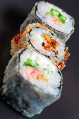 Çizgi siyah arka plan üzerinde dikey suşi