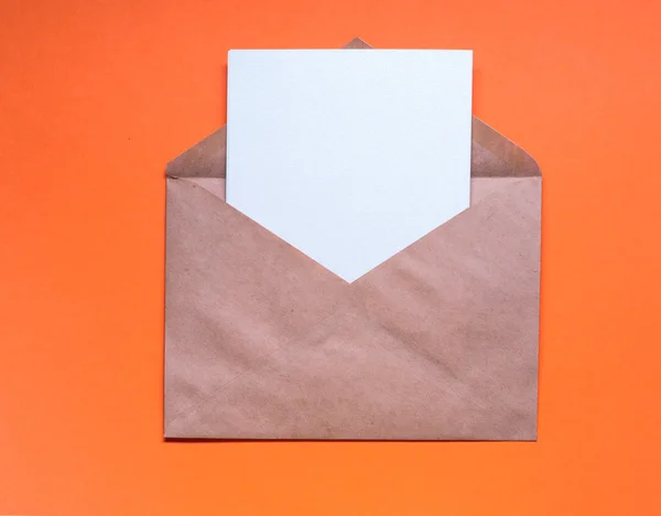 Enveloppe avec lettre vierge sur fond orange — Photo