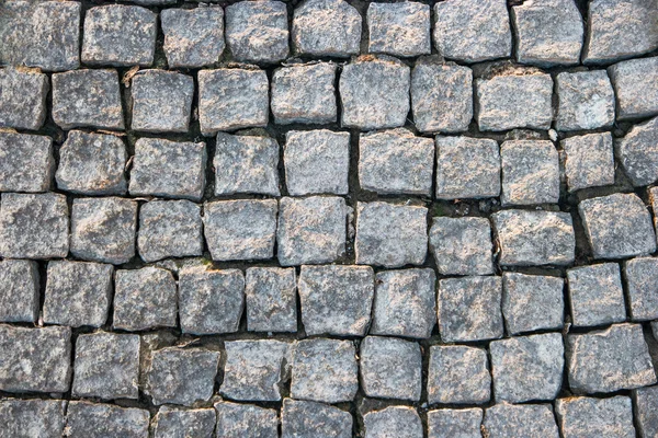 Estrada velha pavimentada com cubos de pedra de granito — Fotografia de Stock