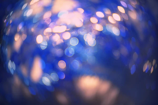Or de Noël et fond bleu bokeh. Lumières de Noël déconcentrées . — Photo