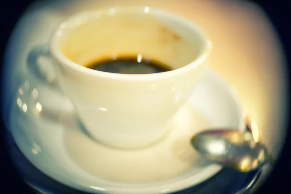 Primer plano de la taza de café en la mesa con cuchara enfoque selectivo DOF poco profundo, color instagram — Foto de Stock