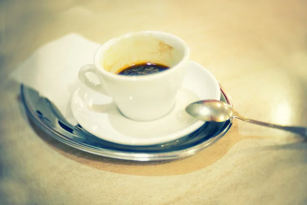 Taza de café en la mesa con cuchara enfoque selectivo DOF poco profundo, color instagram — Foto de Stock