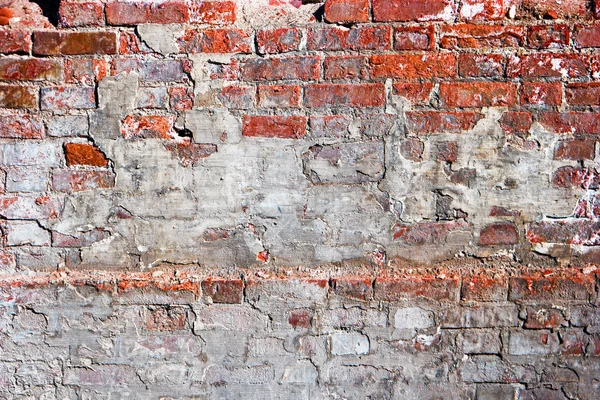 Verweerde rode bakstenen muur die helft met beton bedekt — Stockfoto