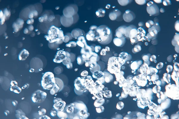 Gotas de agua en el aire levitando — Foto de Stock