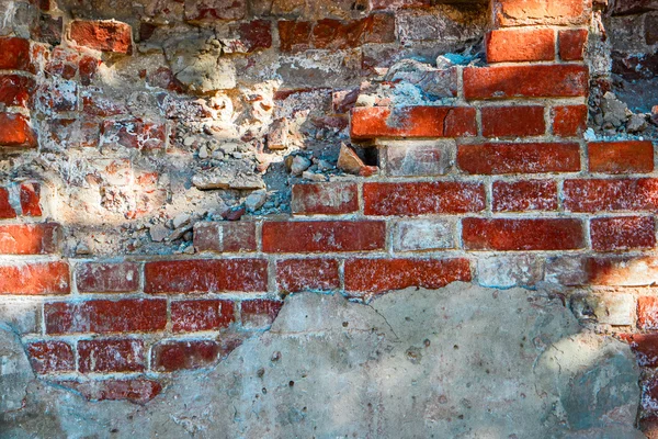 Grungy parede de tijolo metade coberta com cimento — Fotografia de Stock