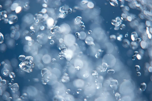 Gotas de agua levitando en el aire, borrosas y enfocadas — Foto de Stock