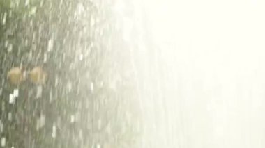 Çeşme arkadan aydınlatmalı su damlaları