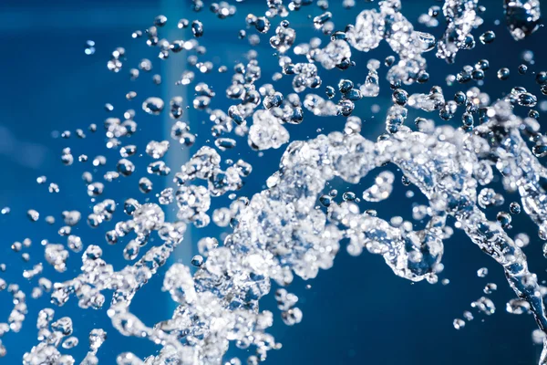 Verse waterdrops zwevende in de lucht — Stockfoto