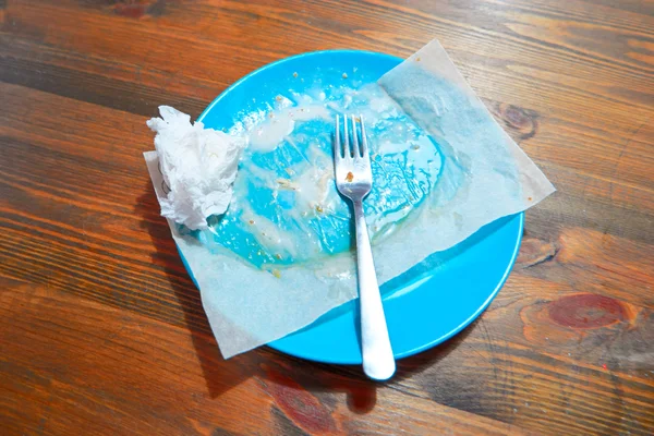 점심 식사 후, 보기의 위 나무 테이블 왼쪽에 빈 더러운 접시 — 스톡 사진