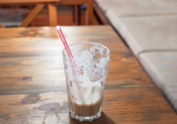 Ouderwetse leeg glas koffie op houten tafel — Stockfoto